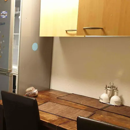 Family House With Garden Accommodatie bij particulieren *